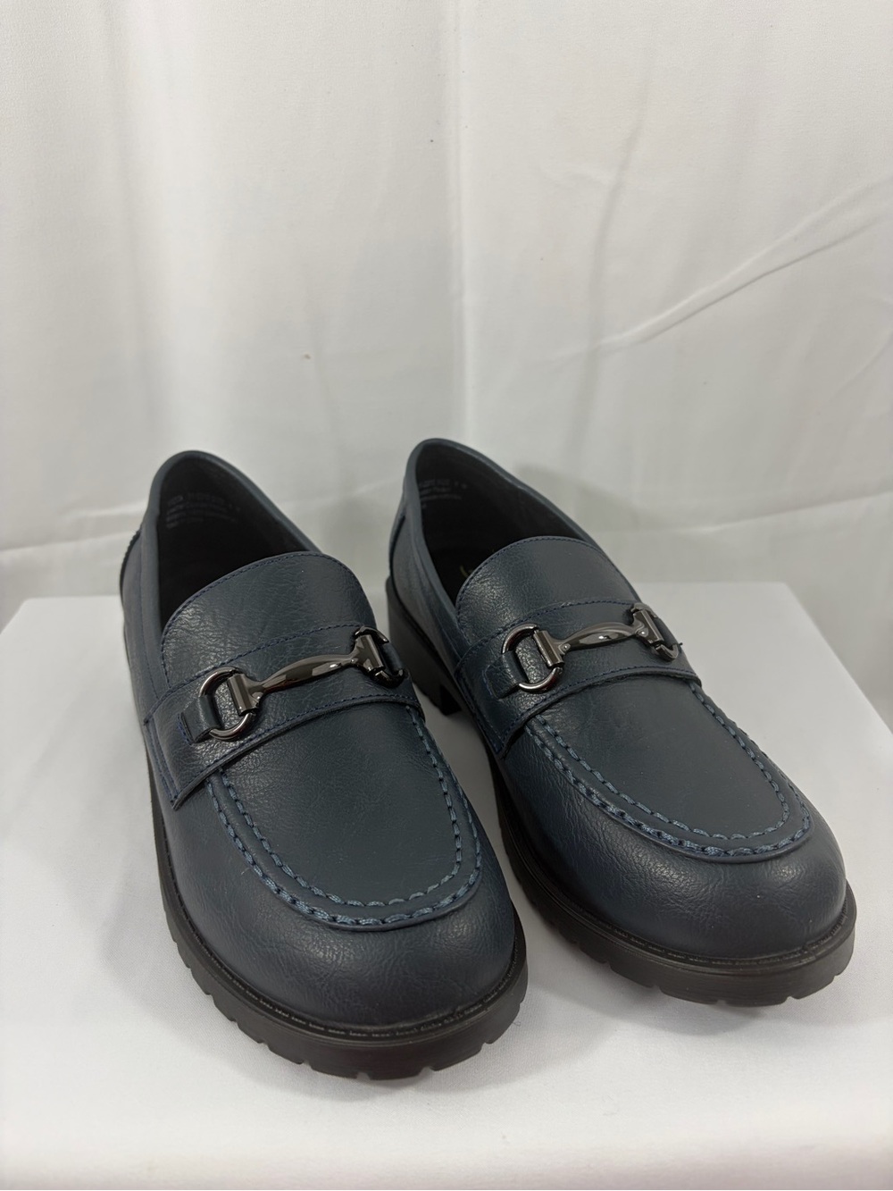 NWT Easy Street Women’s Size 8 Navy Blue Loafers with Metal Bit